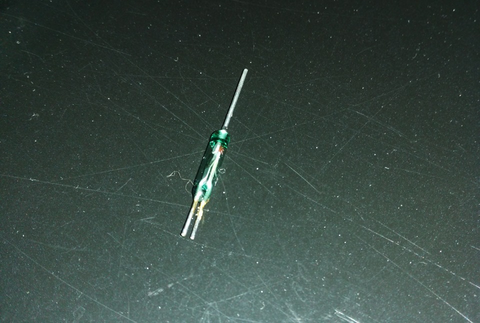 Установка геркона на лючок бензобака (+бонус: видео) — Lada 2106, 1,6 л ...