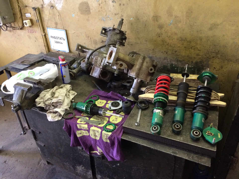 Комплект задних стоек в процессе замены пружин. — Subaru B4 (BE)