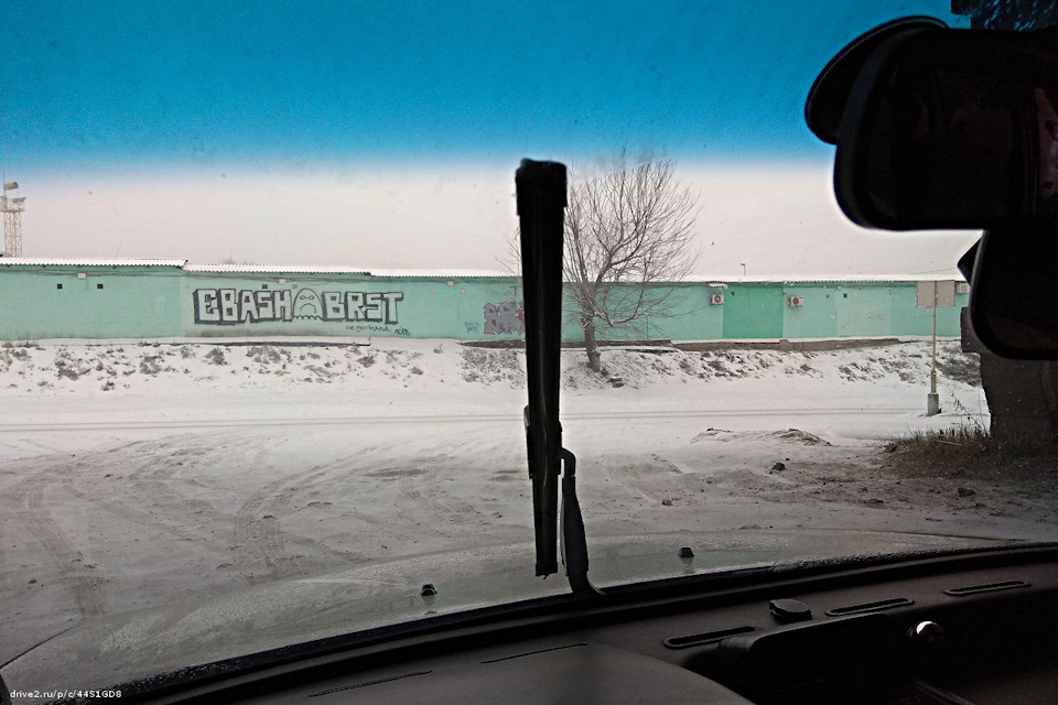 Замена трапеции дэу нексия своими руками. e49998ds 960. Замена трапеции дэу нексия своими руками фото. Замена трапеции дэу нексия своими руками-e49998ds 960. картинка Замена трапеции дэу нексия своими руками. картинка e49998ds 960. Всем доброго вечера! Поздравляю всех с прошедшим 23-февраля, желаю всем оставаться самыми настоящими защитниками для своих близких! А теперь к делу. На праздники приехала матушка моей девушки к нам погостить из Астрахани, я поехал забирать ее из аэропорта. Дело было 21 февраля, на улице была жуткая слякоть, с неба падало что-то не понятное, то ли дождь, то ли снег, то ли все вместе, короче дворники работали как папа-карло с самого начала поездки. Во время дороги обратно из Внуково домой, вдруг дворники зацепились друг за друга и изобразили крест на моей лобовухе. Сразу на обочину, и смотреть, что за дела. В итоге дворник с пассажирской стороны (спасибо, что не с водительской) отказывался работать, он просто гулял вверх-вниз легким движением руки! Ну думаю фортануло, в машине будущая теща возможно, на улице мерзость и дворник с*ка отказывется выполнять свою функцию))) Короче поехал в сторону дома с одним работающим дворником, думая по пути, что же могло случиться. На следующий день начал вскрывать пациента и вытаскивать трапецию, сразу стало видно, что отвалилось крепление трапеции которое идет с поводка стеклоочистителя на моторчик, а пластмассовое посадочное место убито. Причем убито походу тем, что там просто высохла смазка, т.к оно было сухим. И естественно начало разрушаться. Ну и одна втулка очень сильно люфтила. Было принято решение менять трапецию в сборе, т.к один хрен посадочное место я бы никак не смог бы реанимировать. Была бы одна втулка убитая, можно было бы попробовать как-нибудь ее реанимировать, инструкций тут хватает. Вообщем сам процесс по снятию трапеции не буду описывать, информации тут хватает.Артикул деталей которые потребуются:Трапеция оригинал GM — 96931459 (повезло, урвал за 1200 руб).Гайки крепления трапеции — 96186921 и 03446768. Их нужно по любому! Т.к когда будете прикручивать втулки трапеции к корпусу, старые пластмассовые успешно срывают резьбу и просто крутятся, не фиксируя втулки трапеции. Так же подходит рем.комплект от ваз 2108, я такой и купил себе, там гайки металлические.