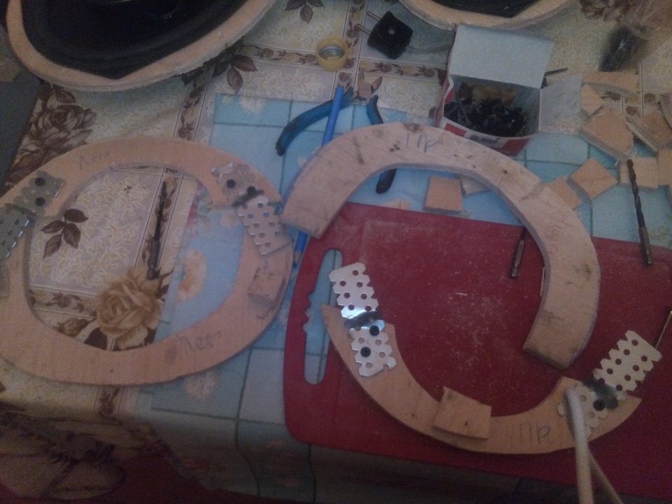 основание подиума, из двух частей, чтоб лесенкой плоскость получилось.крепил пластинами, крепления кипсокартонового профиля. внутренний деаметор можно сделать и меньше(неохото было перепиливать, делал из остатков фанеры) — Mitsubishi Lancer X