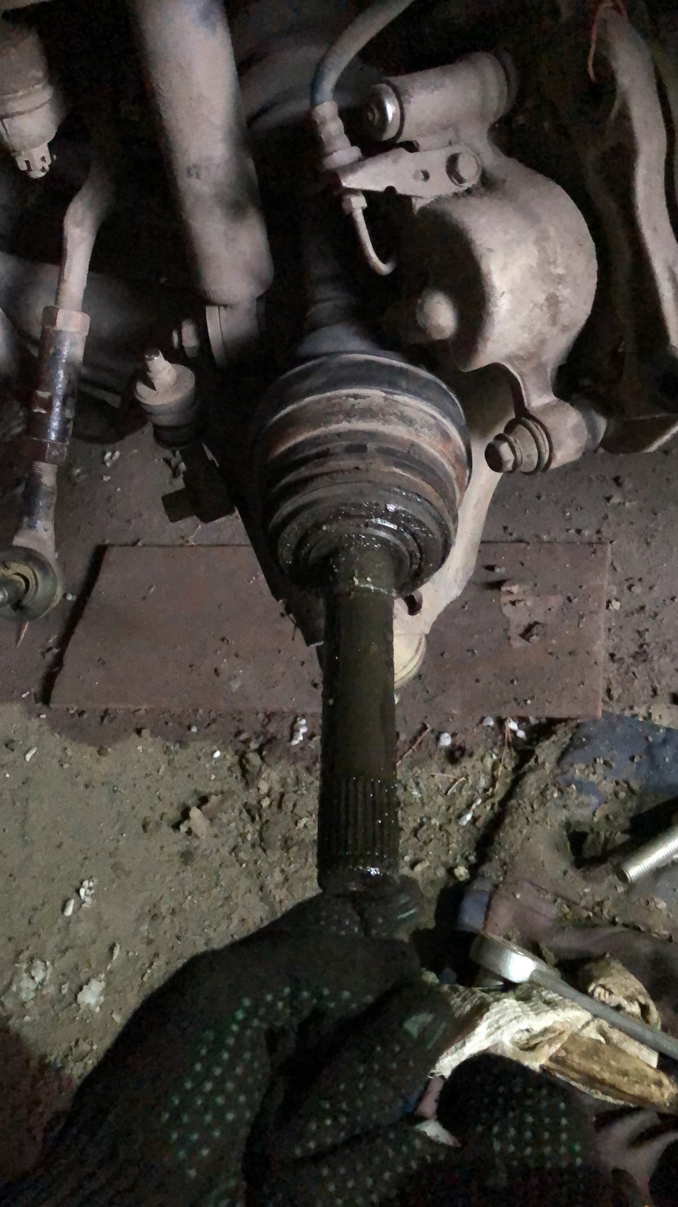 Вылетел шрус из коробки. Вылетел шрус из колеса. Шрус. Может ли из за шруса бить руль. Оправка для шруса калина.