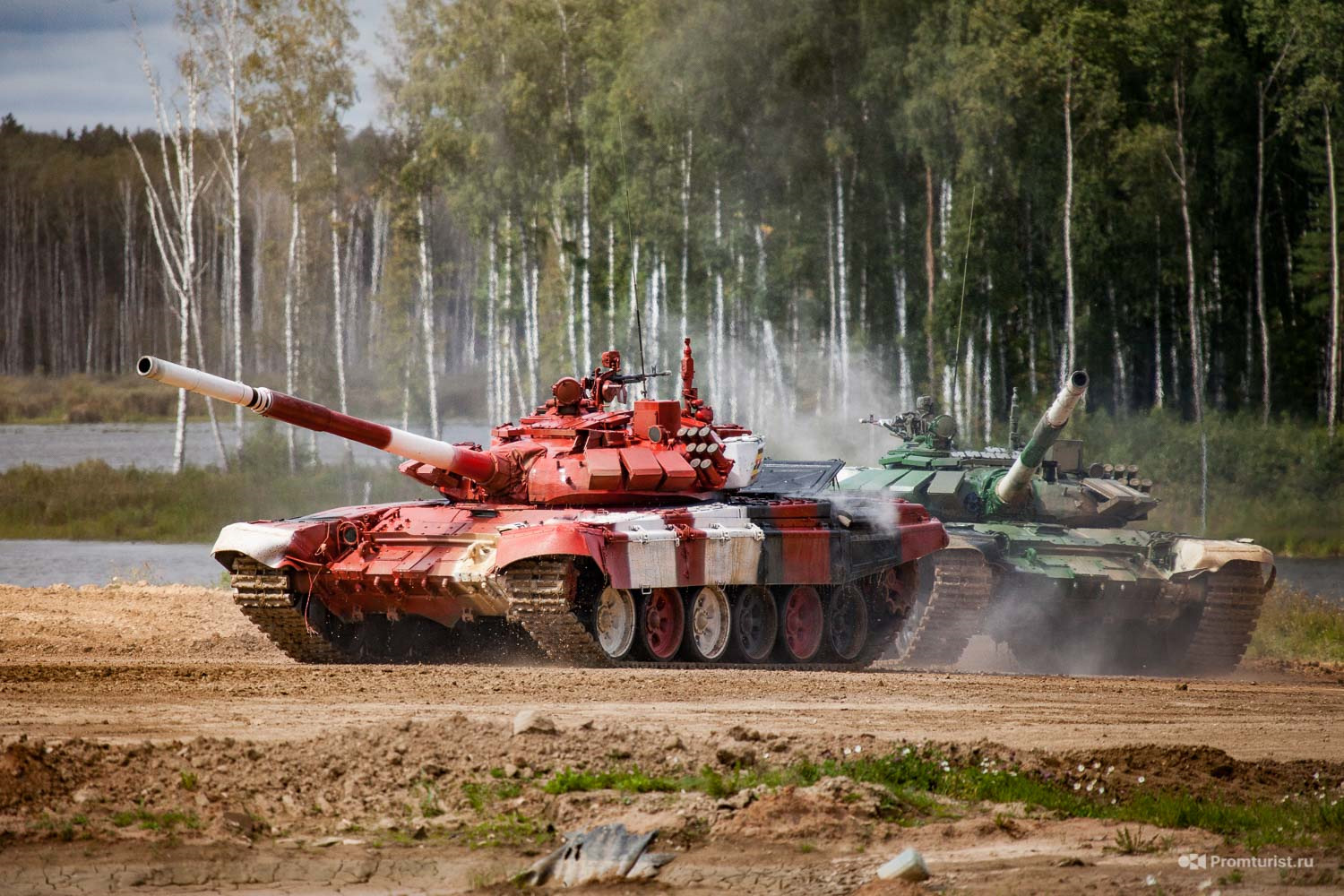 Игры биатлон танков. Танковый биатлон. Танковый биатлон танки. Красный танк танковый биатлон. Танковый биатлон зеленый танк.