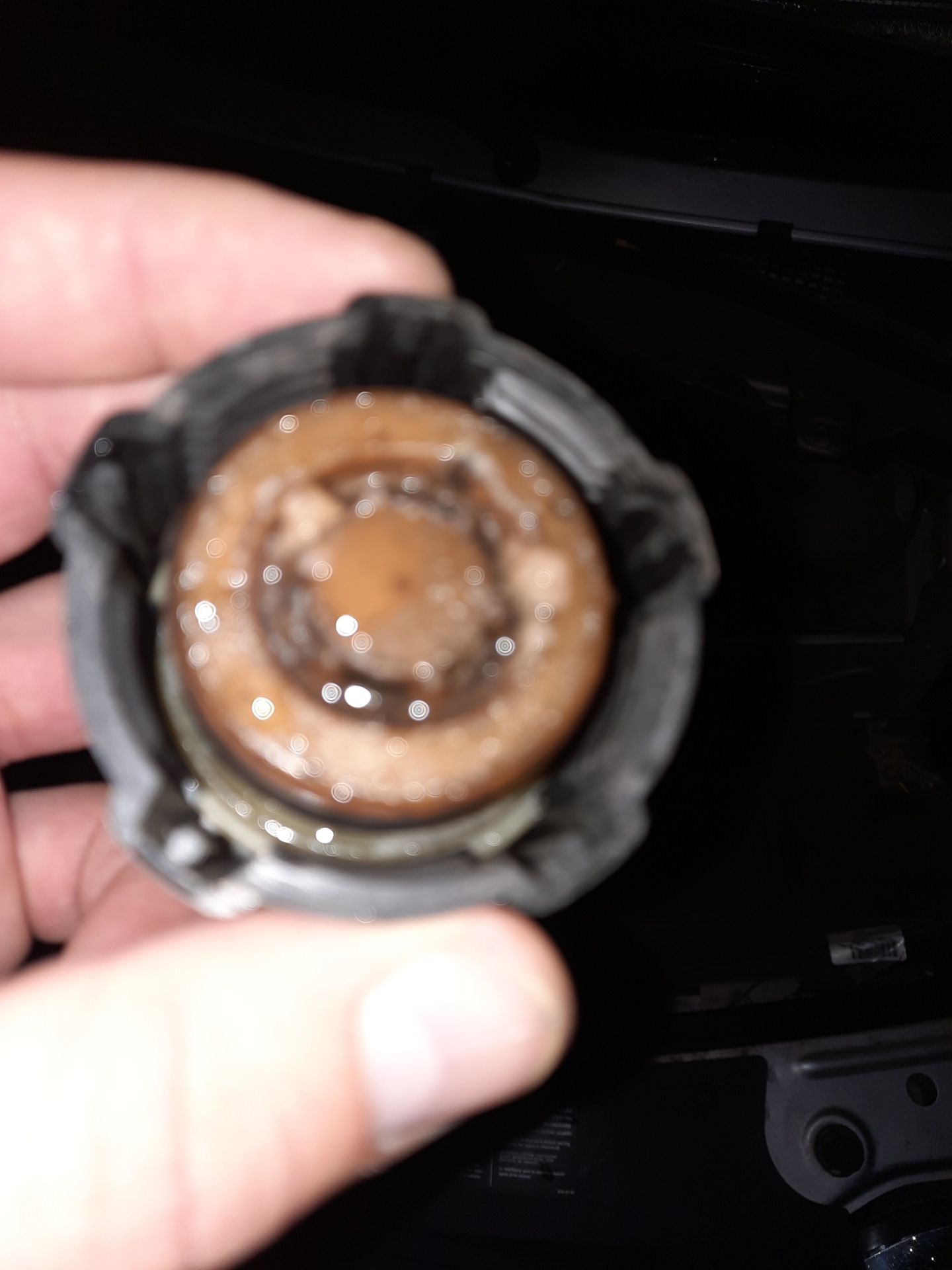 Есть вопрос. Черный маслянистый налет в расширительном бачке. — Renault ...