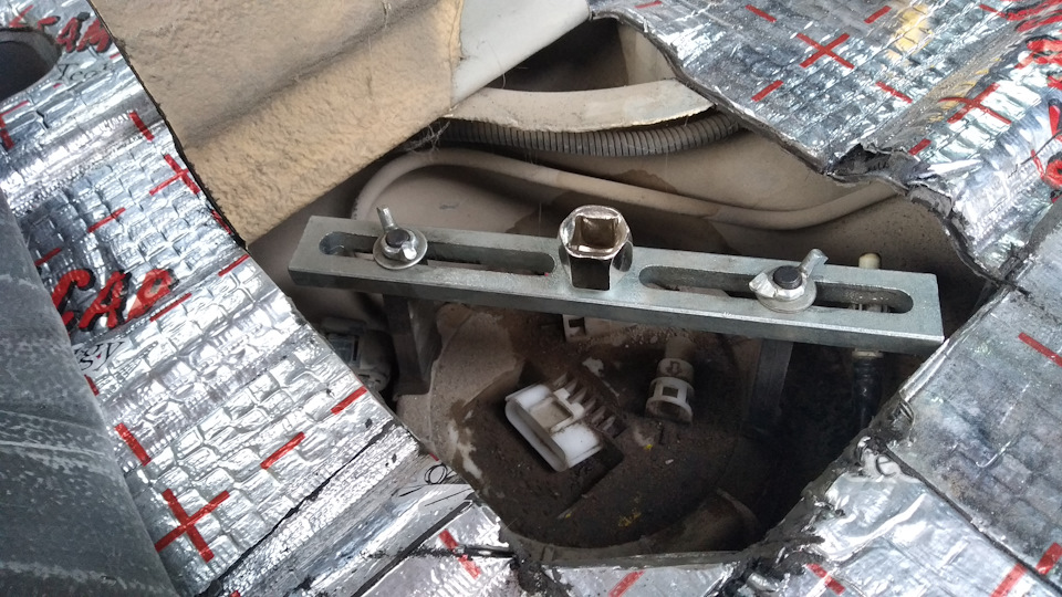 Откручивал крышку специнструментом. — Ford Tourneo Connect (1G)