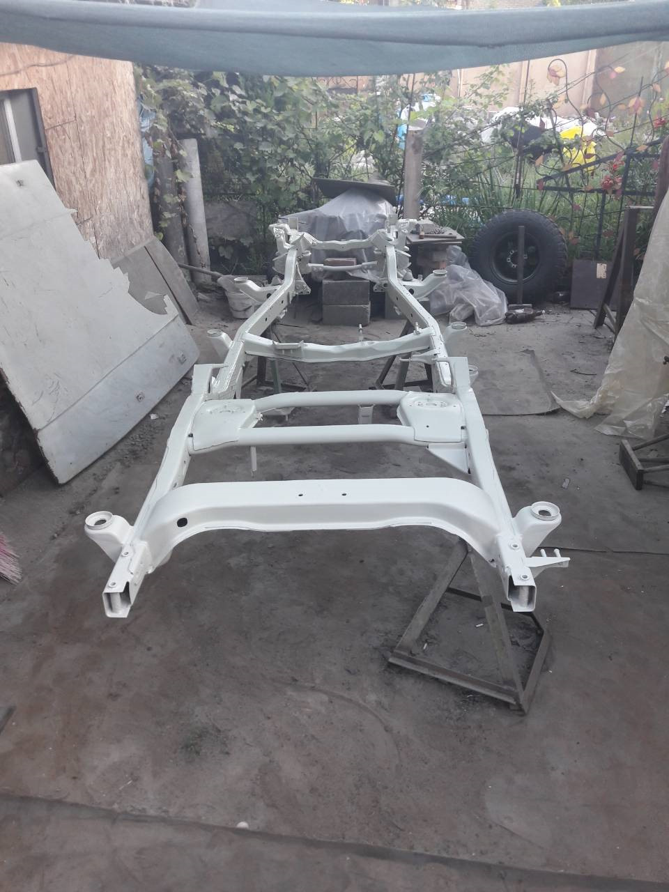 Пескоструй рамы внедорожника. Мицубиси паджеро 4 интегрированная рама. Рама от тойота land cruiser 80. Пескоструй рамы. Пескоструй рамы без разборки.