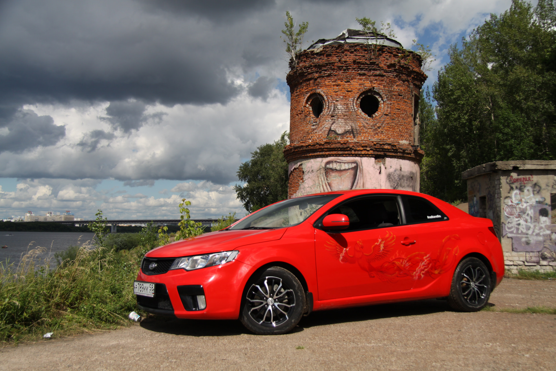 Kia Cerato Koup белая в наклейках