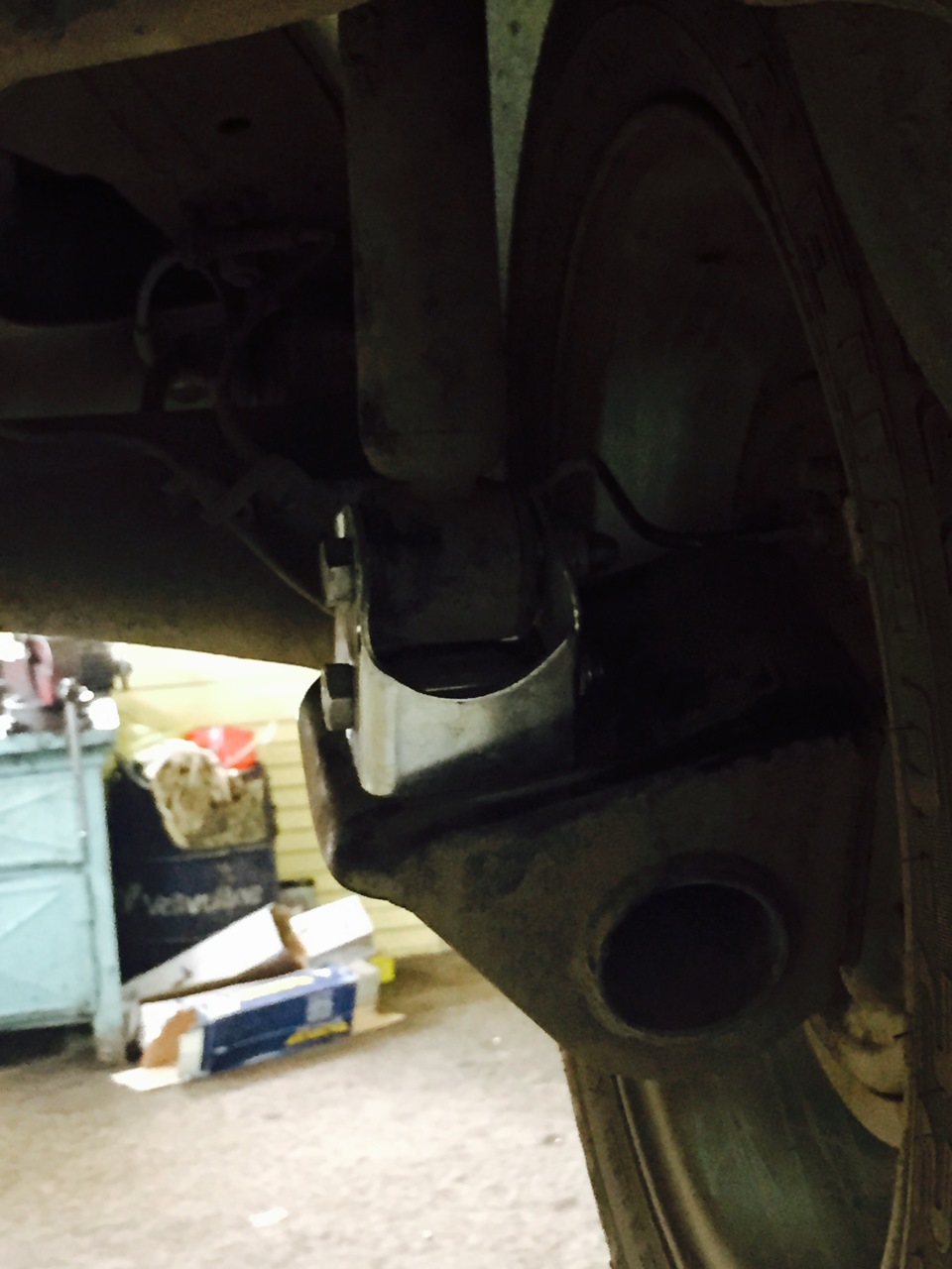 Поставил стульчики на задние амортизаторы. — Lada Приора седан, 1,6 л ...