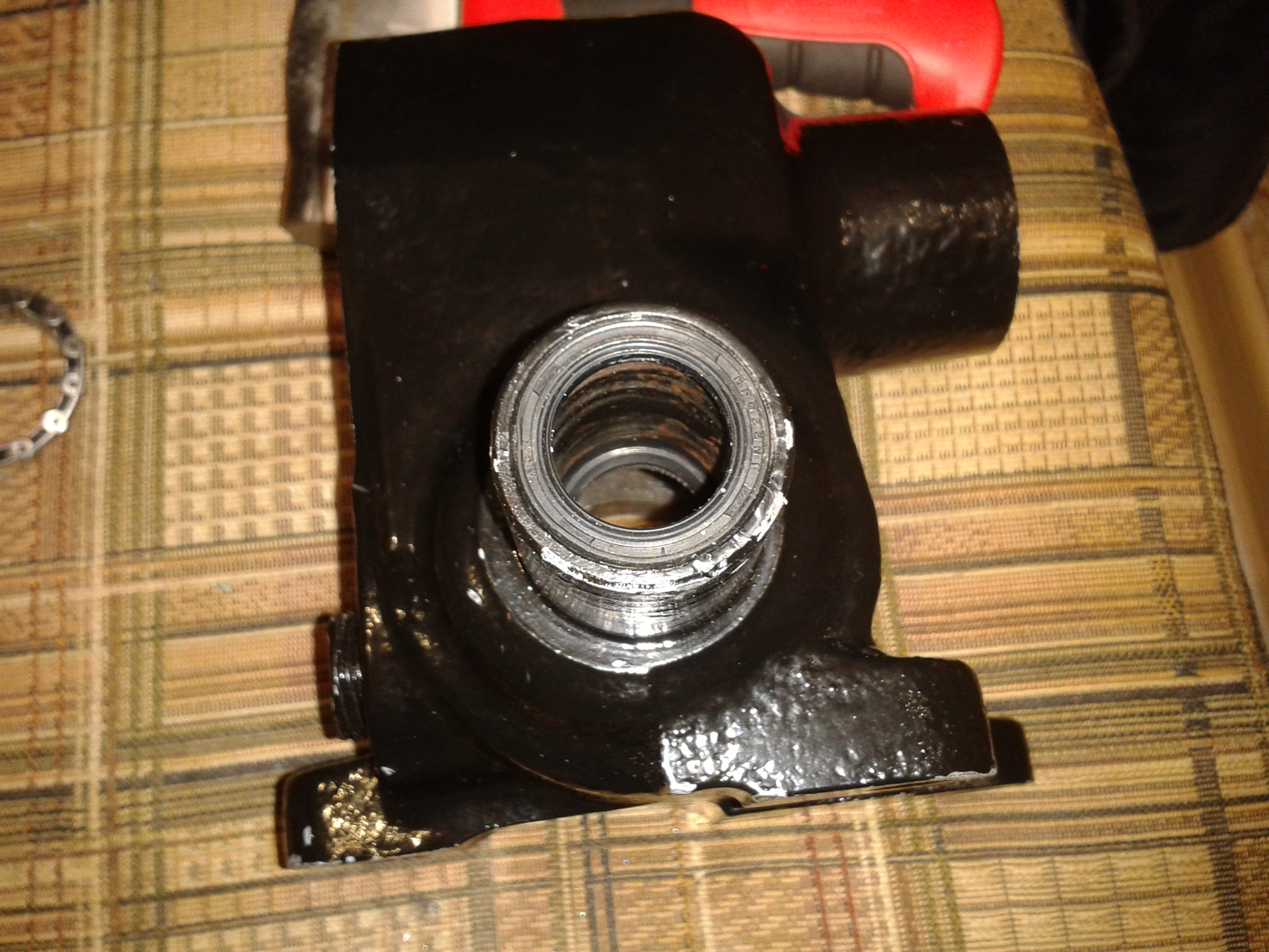 Ремкомплект рулевого редуктора уаз хантер. Сальник рулевой колонки уаз 469 размер. Сальник рулевого редуктора уаз головастик. Течет рулевой редуктор уаз. Сальник рулевой уаз 469.