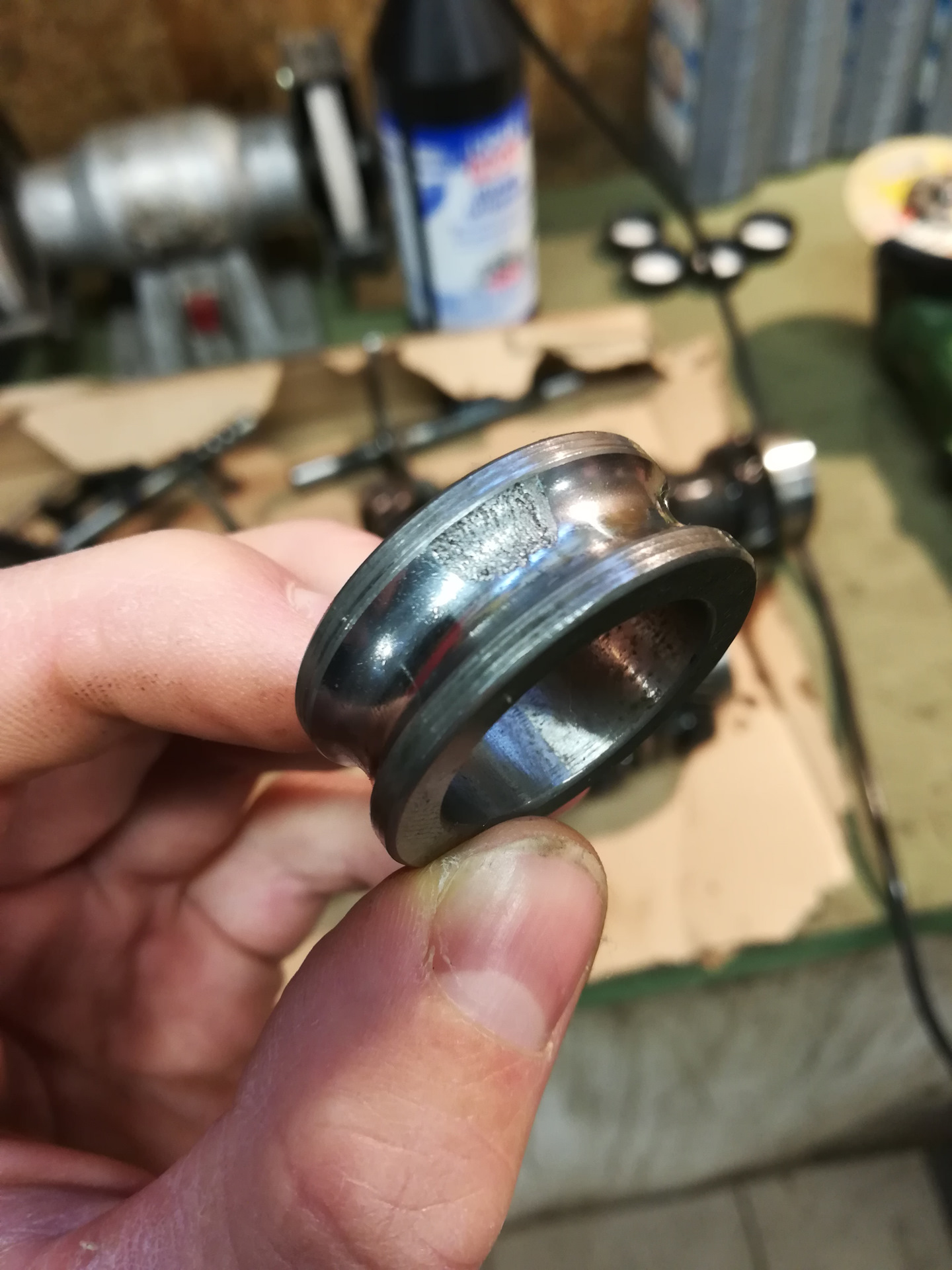 Распиленный бак. Подшипник стиральной барабана машины indesit bwsa71052. Резец подшипниковый. Распиленный бак. Как распилить подшипник.