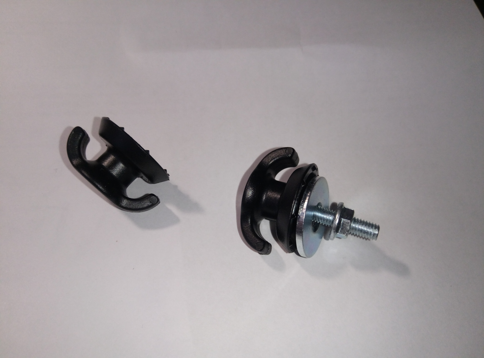 Крепление сетки в багажнике — Mitsubishi Outlander XL, 2,4 л, 2008 года ...