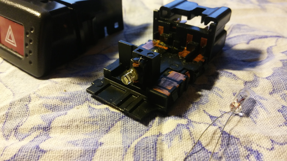 Замена лампочки в кнопке аварийки 25.09.2017 — Nissan Bluebird (U14), 1 ...