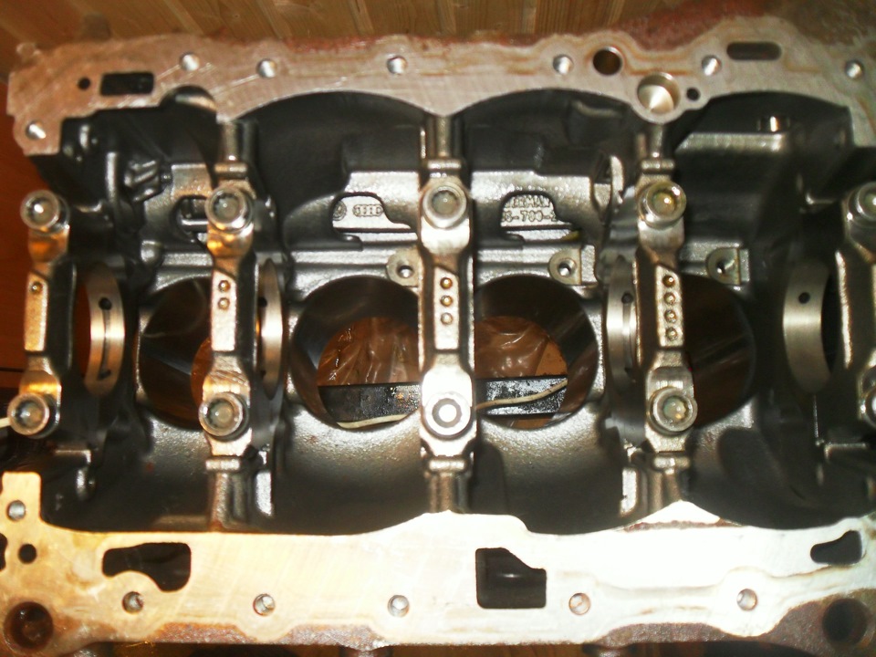 Как называется низ двигателя где клапана. Низ двигателя. Низ двигателя. 4 tsi саха. Блок двигателя митсубиси 4 а 90.