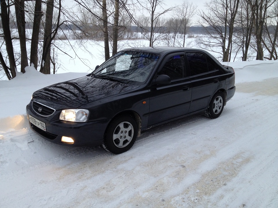 Акцент черного цвета. Hyundai Accent 2008 черный.