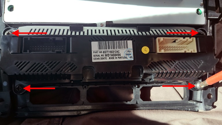 Закрепляем блок климат-контроля на новой рамке. Четыре винта PH2. — Ford Mondeo IV. Запчасти на фото: BS7T18C612AC, O259A, C0345