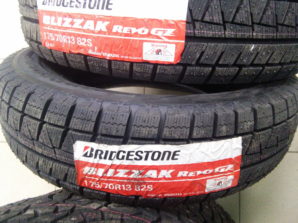 Шина зимняя 175 70. Bridgestone Blizzak Revo GZ r13 175/70. Bridgestone 175/70r13 82s Revo-GZ. Bridgestone Blizzak Revo GZ 175/70 r13 82s. Blizzak Revo GZ 175/70 r13 82s.