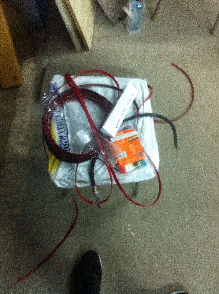 Протянул провода и подключил саб с усилком — Nissan Sunny (B15), 1,5 л ...