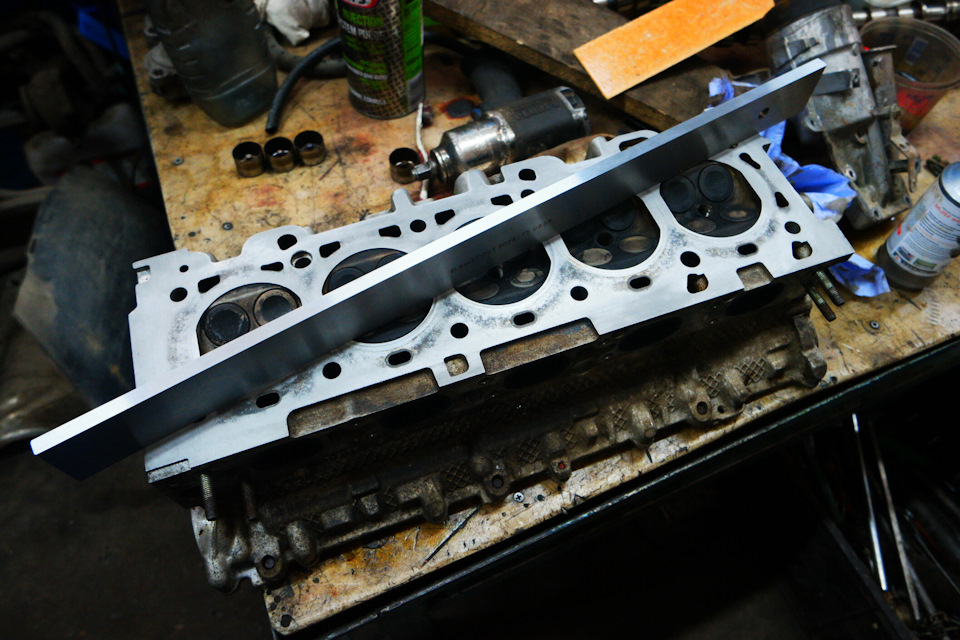 Делаем промеры головки блока. Результат — всё в допусках, шлифовать не нужно — Volvo C30