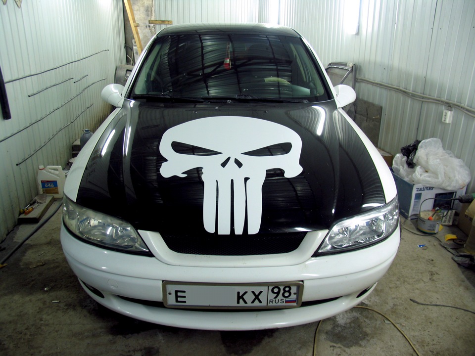 Punisher наклейка на капот