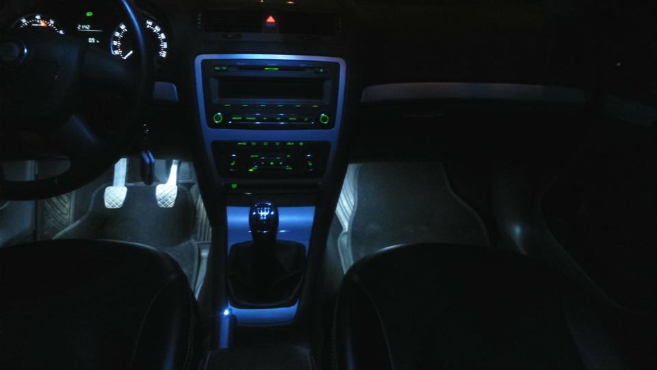 Подсветка в ноги — Skoda Octavia A5 Mk2, 1,6 л, 2013 года | тюнинг | DRIVE2