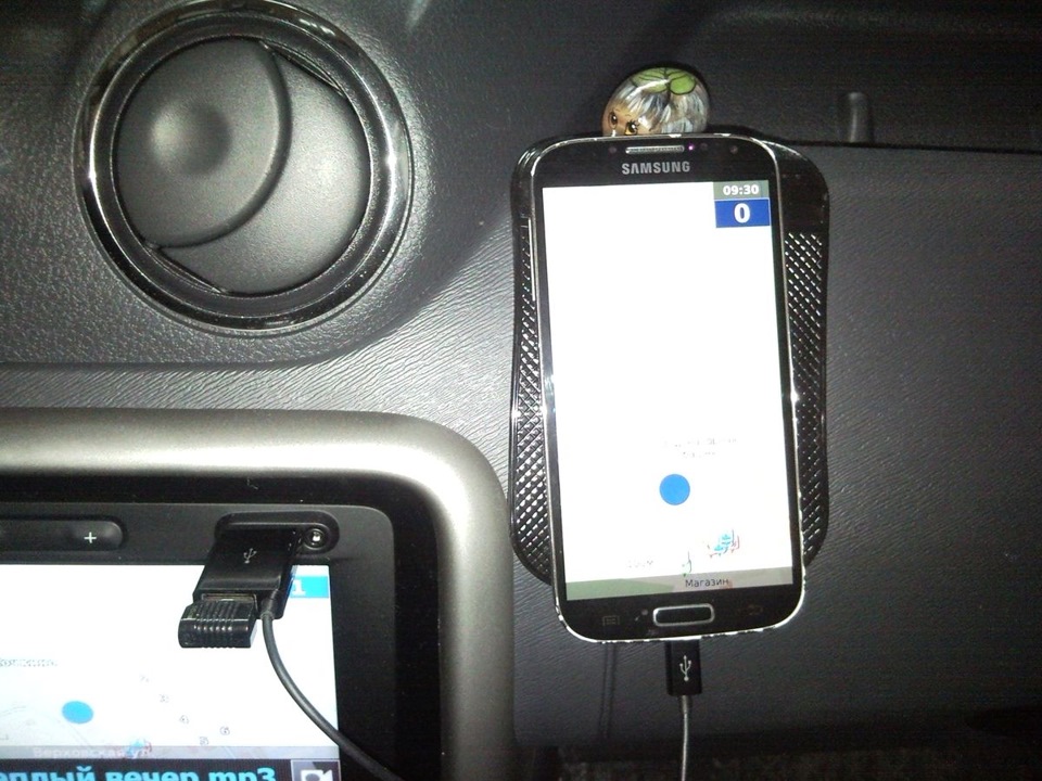 Как закрепить телефон в машине