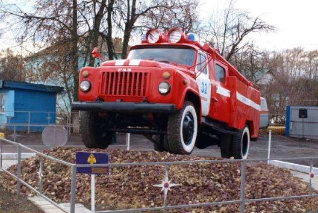 Памятник пожарному автомобилю. ГАЗ 53 АЦ. Пожарный автомобиль на базе ГАЗ 53. ПСЧ 32 Змиевка. ГАЗ 53-12 пожарная.