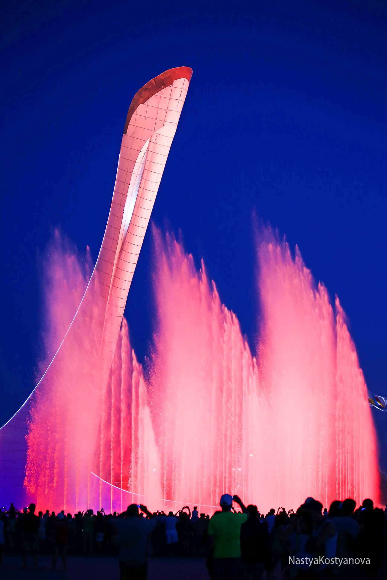 Олимпийский парк сегодня поющие фонтаны. Поющие фонтаны Сочи Олимпийский парк. Музыкальный фонтан в Адлере Олимпийский парк. Сочи парк фонтан. Шоу поющих фонтанов в Олимпийском парке Сочи.