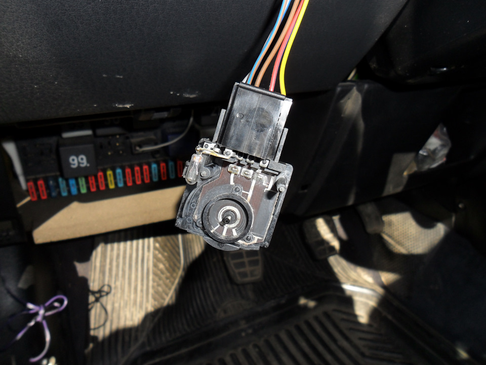 Замена лампочки подсветки в регуляторе корректора фар — Volkswagen ...