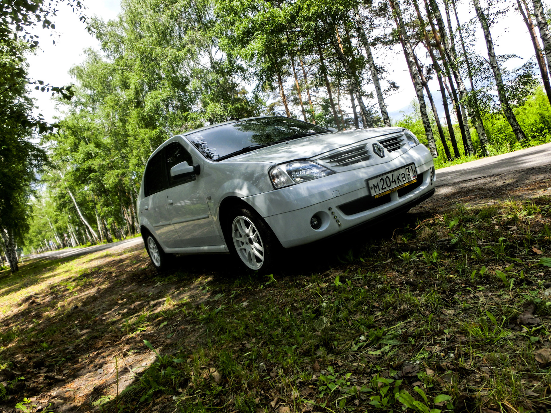 Едем рено. Renault Logan 1.6. Renault Logan 1 и 2. 660 Рено Логан. Dacia Logan 2002.