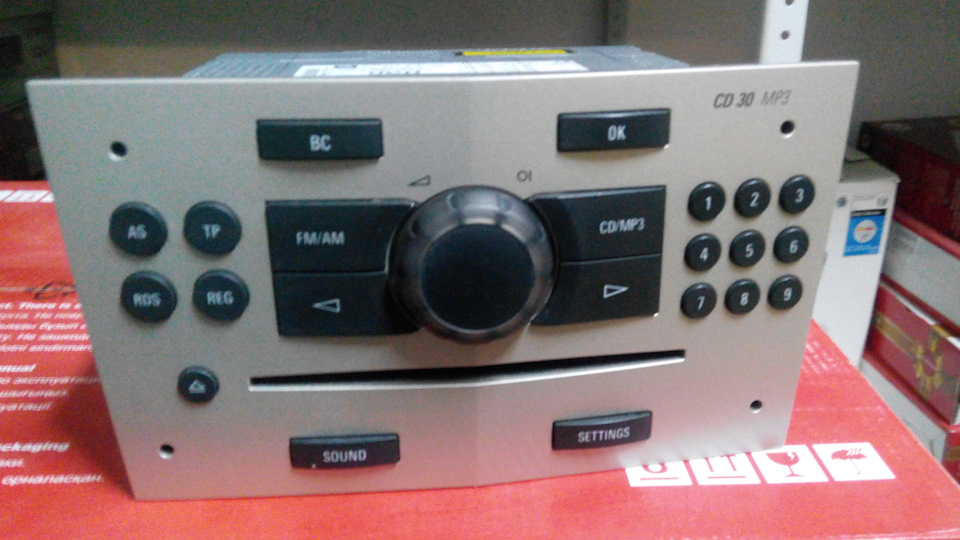CD30MP3 с AUX. Отшитая. Состояние отличное. Цена 3500 + пересыл. По желанию без доплаты доукомплектую разъемом AUX штатным и рамкой селектора МКПП с прорезью под штатный AUX разъем. — Opel Corsa D