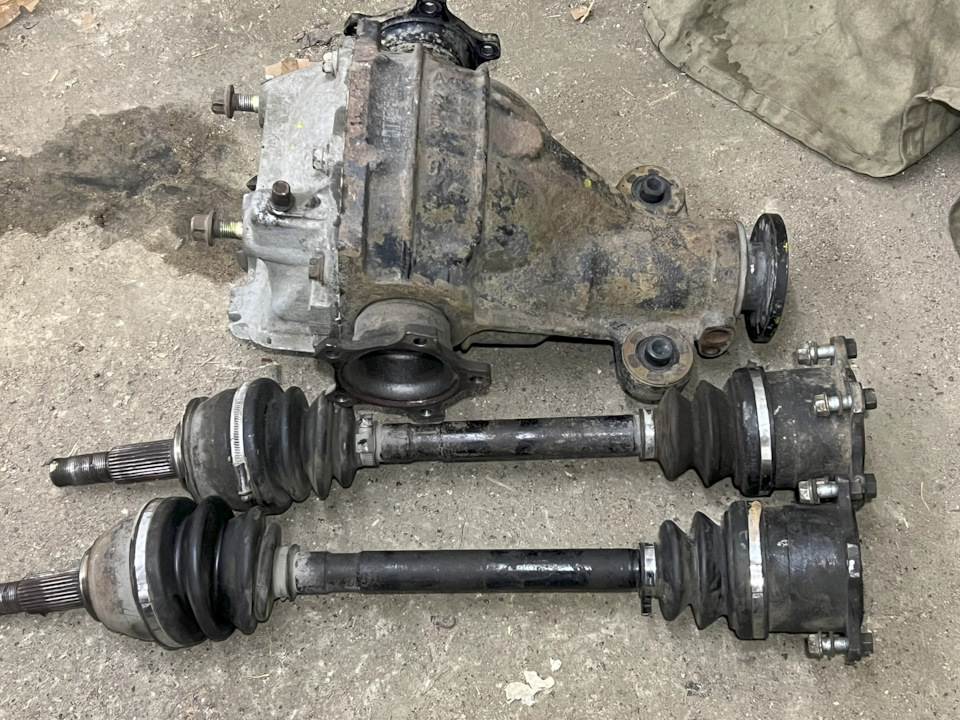 По приводам сразу видно что катала машина по нашим дорогам и в них лазили — Nissan Laurel (C35)