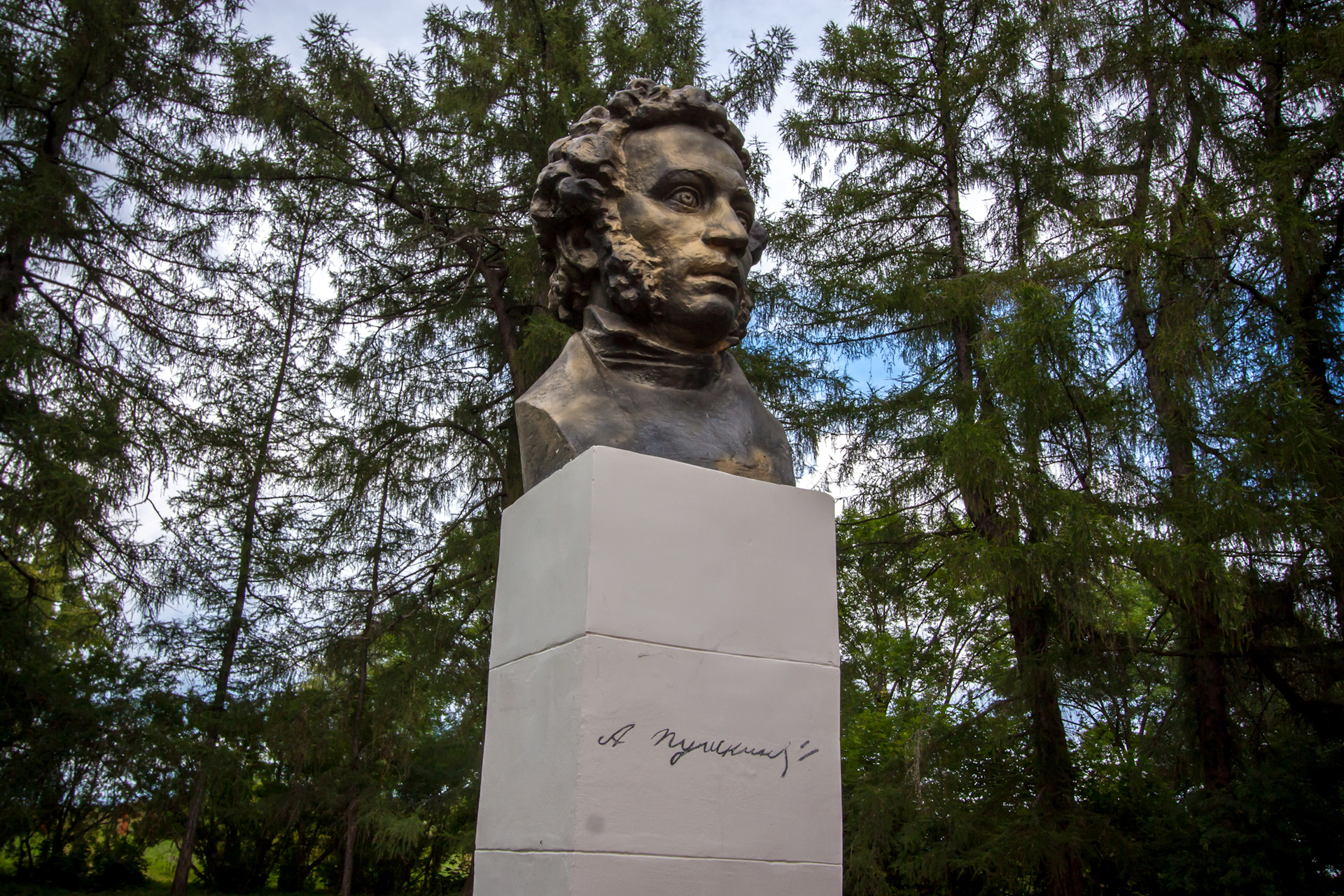 Памятник пушкину в старице. Памятник Пушкину в Берново. Пушкинское кольцо Верхневолжья Берново. Памятники Пушкину в Старице. Пушкин в Старице.