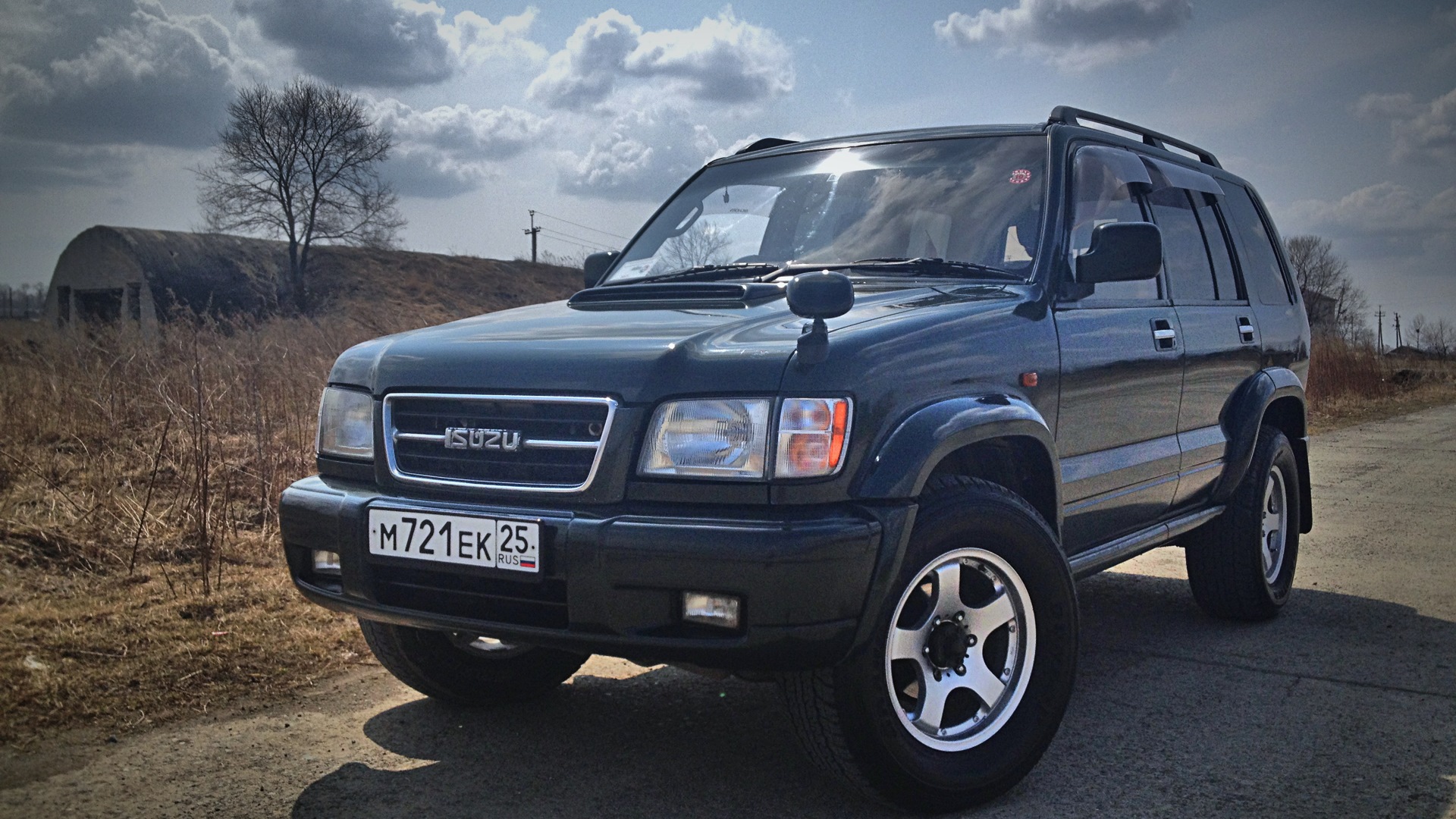 Isuzu bighorn. Машина Исудзу Бигхорн. Isuzu Bighorn 2000 зеленый.