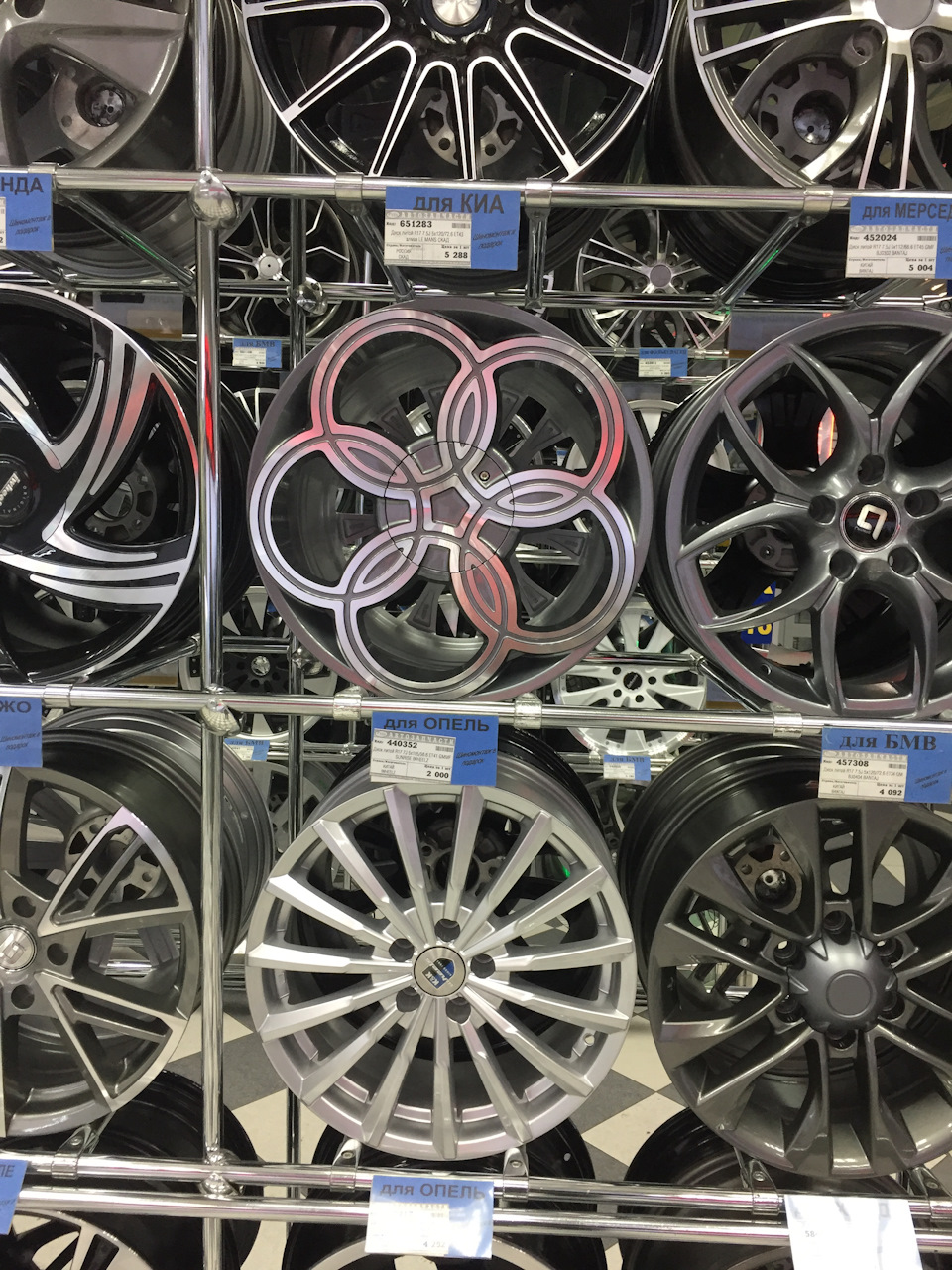 Дисков русском 7. Русская классика dvd. Первые советские компакт диски. Windows 7 ultimate dvd. Дисков русском 7.