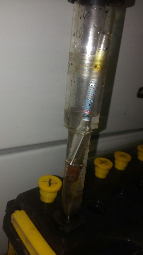 Зарядка аккумулятора и измерение плотности — Lada Приора хэтчбек, 1,6 л ...