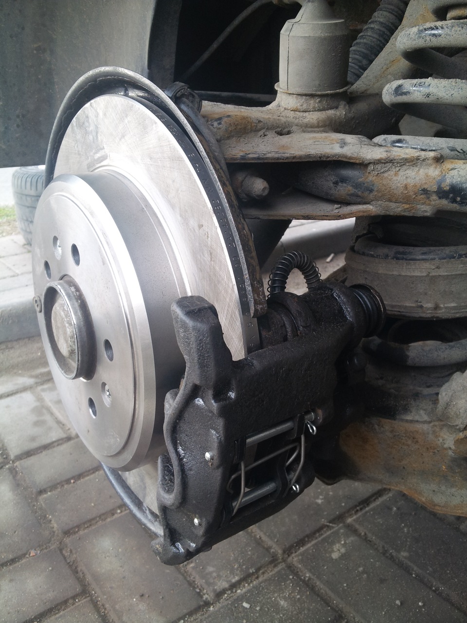 Тормозные колодки газ 2705. Разборка тормозных колодок. Замена передних колодок. Замена колодок. Разборка тормозных колодок.