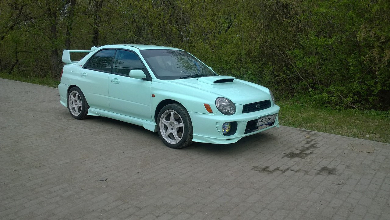 Бирюзовая Subaru Impreza WRX