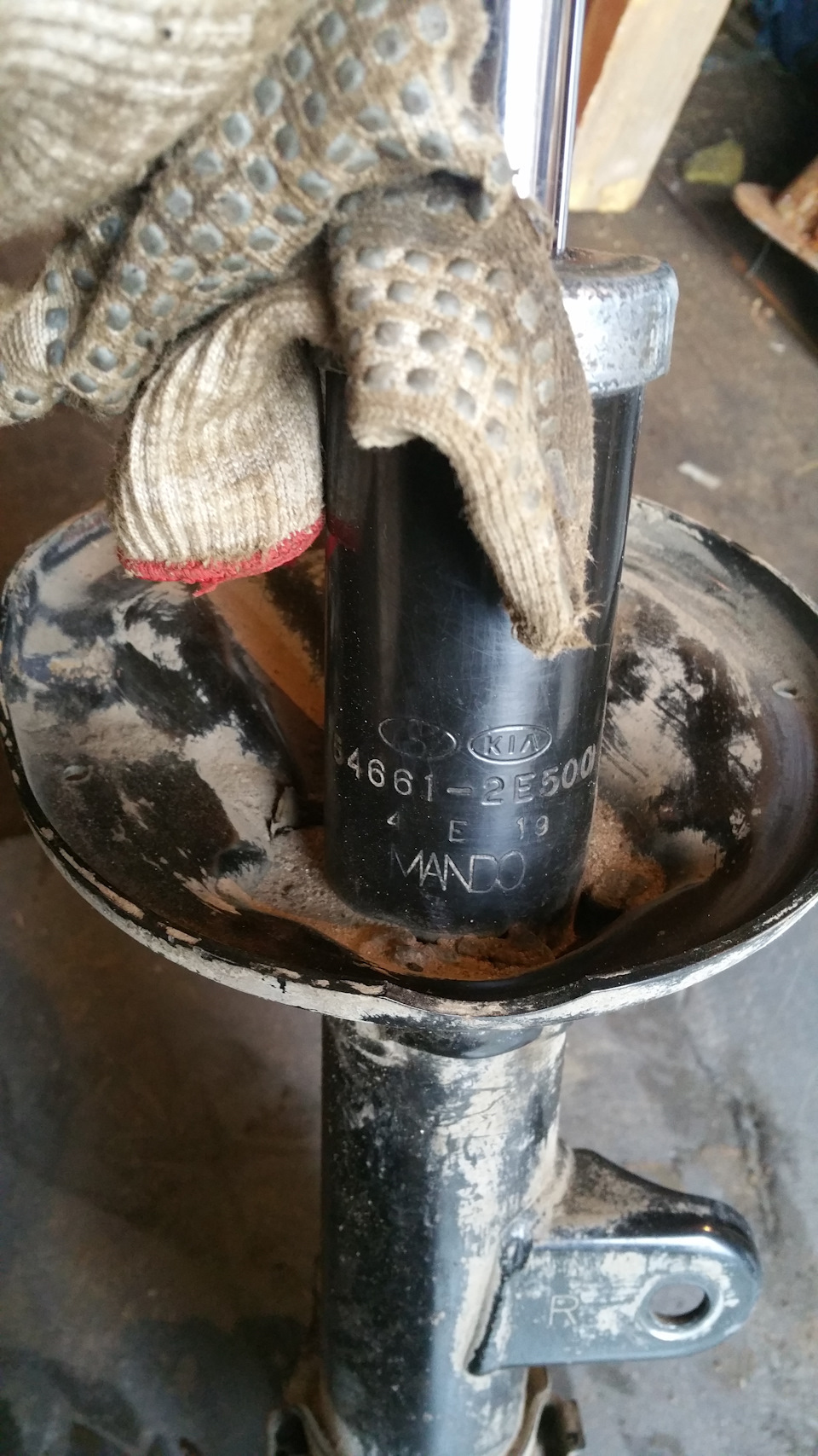 продам живые оригинальные стойки Б/У — Hyundai Tucson (JM), 2 л, 2007 ...