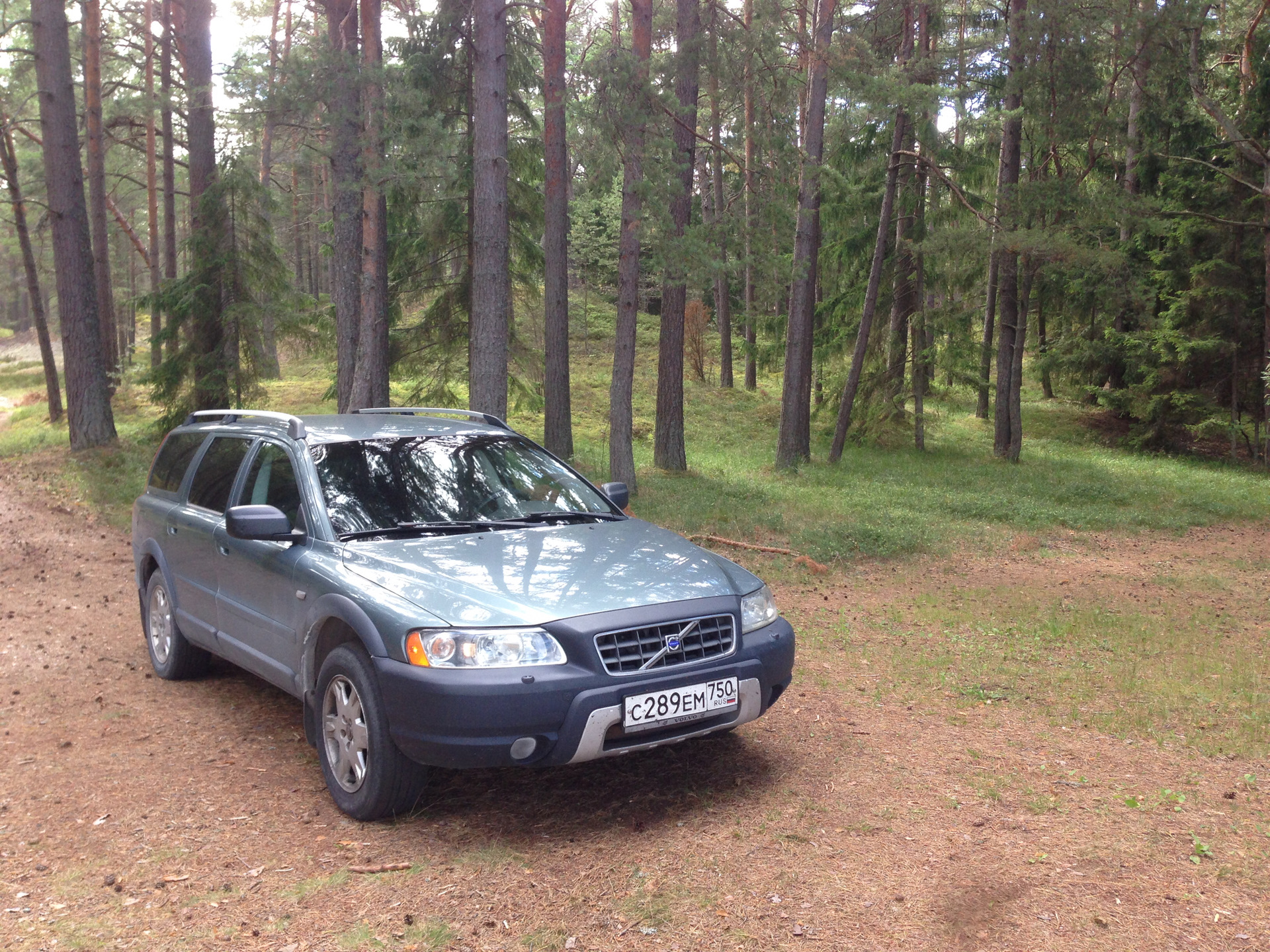 Volvo xc70 II на России в лесу