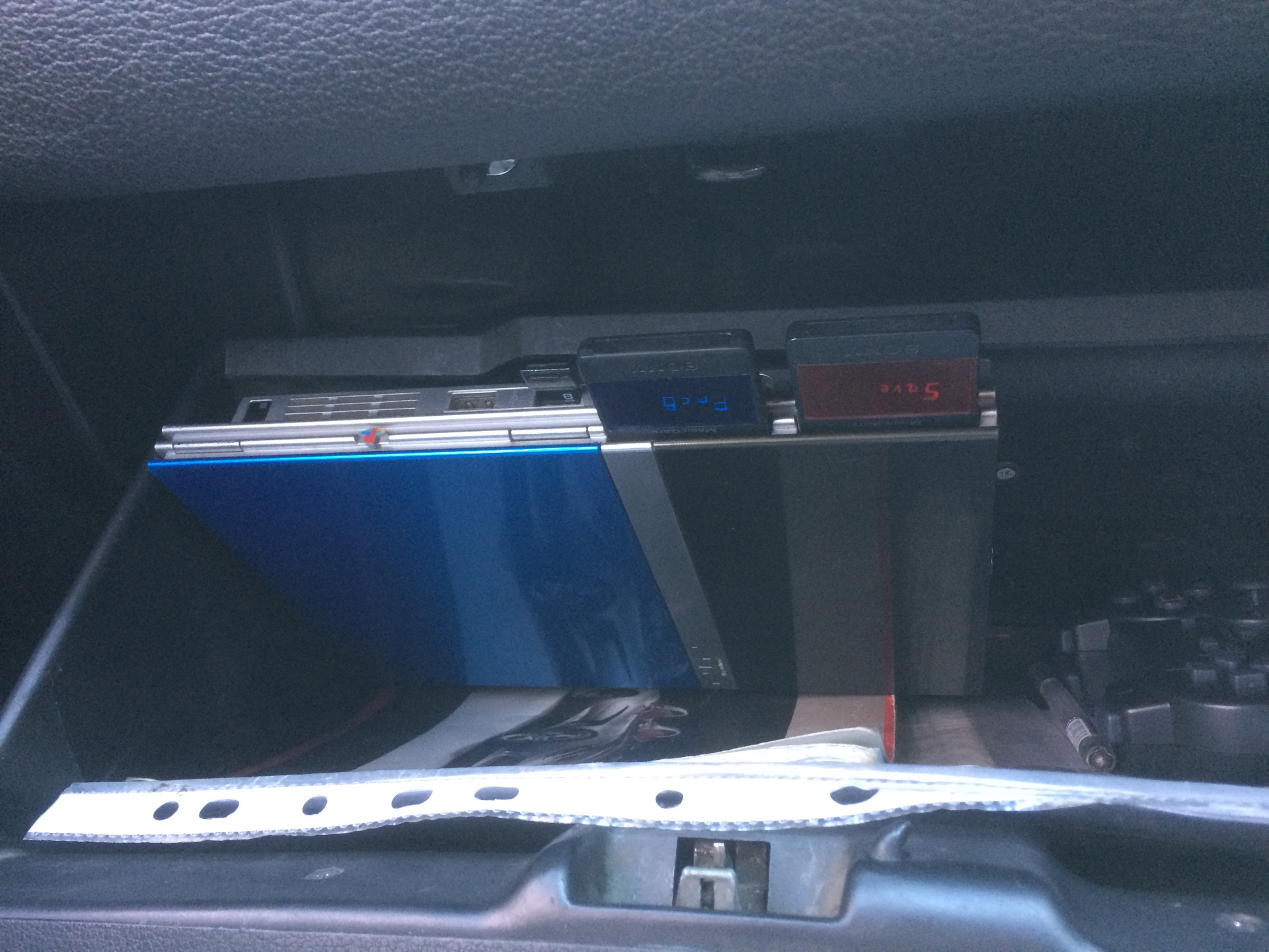 Ps в машине. PLAYSTATION В машину. PLAYSTATION 2 В авто. Sony PLAYSTATION В автомобиле. PLAYSTATION 4 В машине.