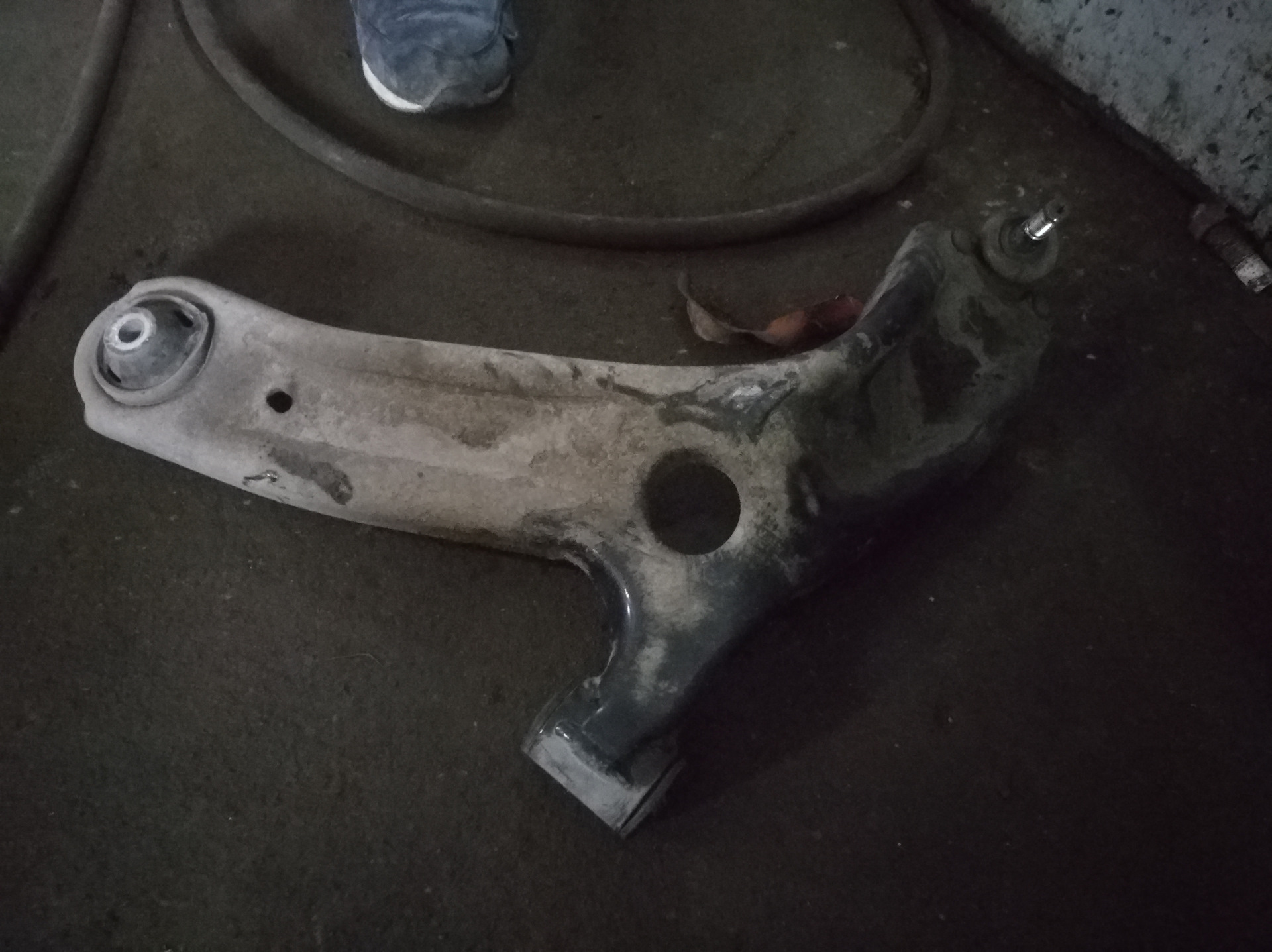 рычаги передней подвески понтиак вайб. загнуло рычаг. загнуло рычаг. опель омега б 1998 передняя подвеска. гнутые рычаги от василия.