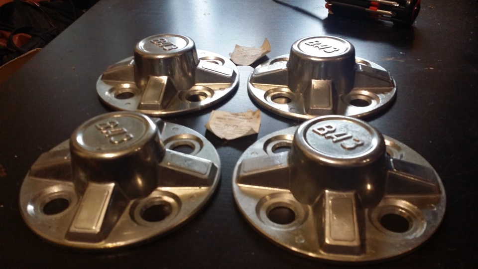 Work equip centre cap. Штампованные диски r16 с логотипом рено. Колпачки racing. Центр кэпы. Центр кэпы.