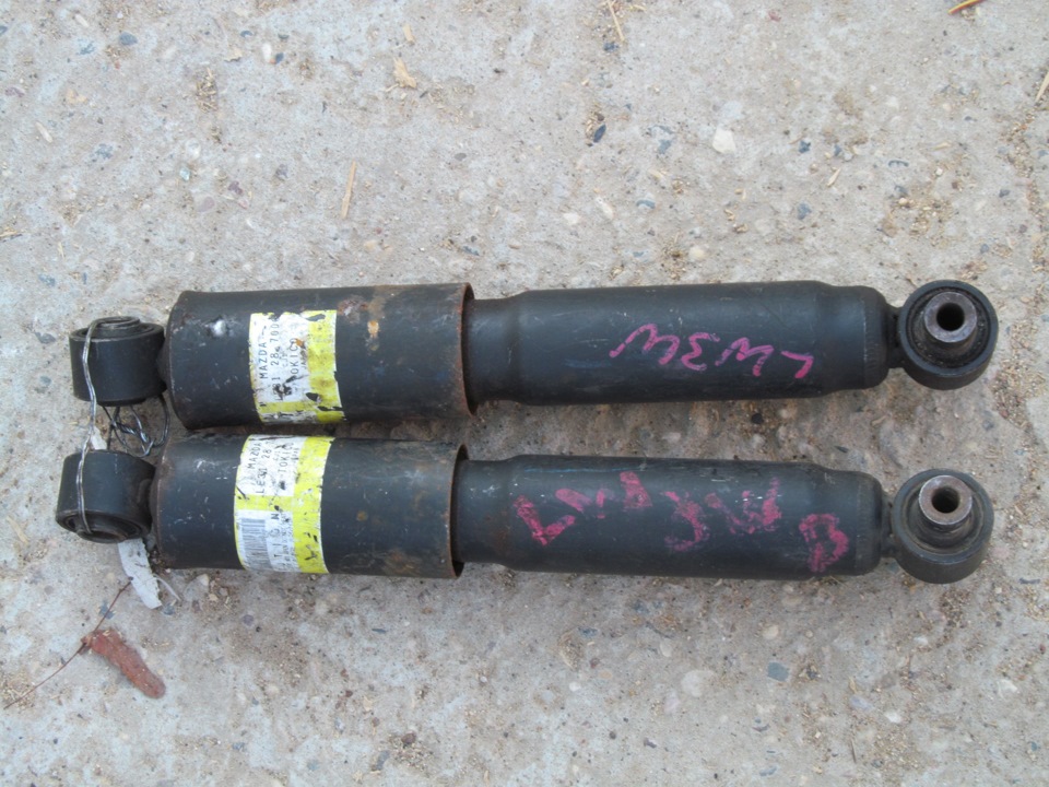 Амортизатор мазда мпв. Амортизатор мазда мпв. Стойка lw5w зад. Стойки мазда мпв. Мазда мпв задние амортизаторы.
