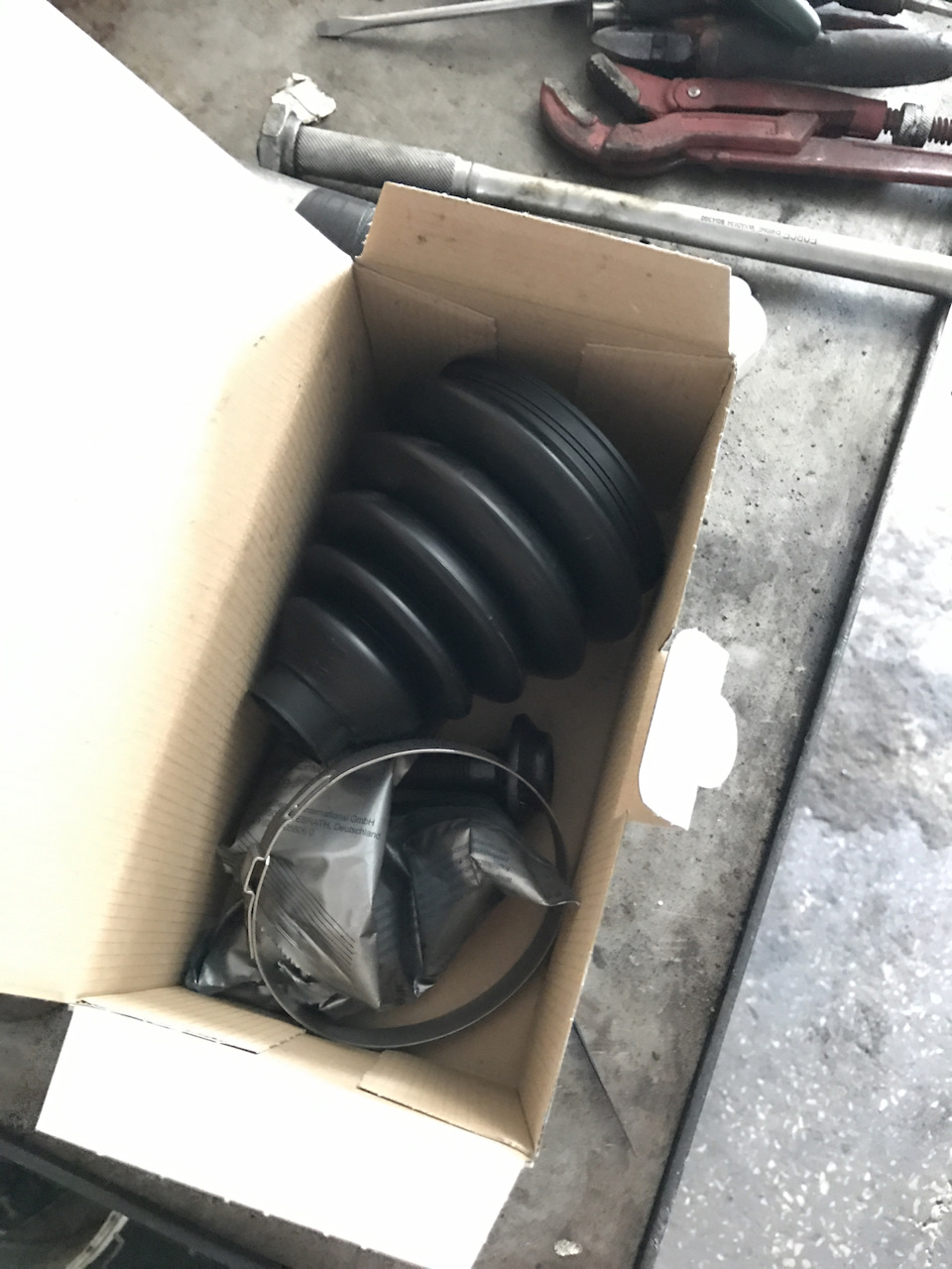 замена наружного пыльника ШРУСа — Volkswagen Passat B6, 2 л, 2006 года ...