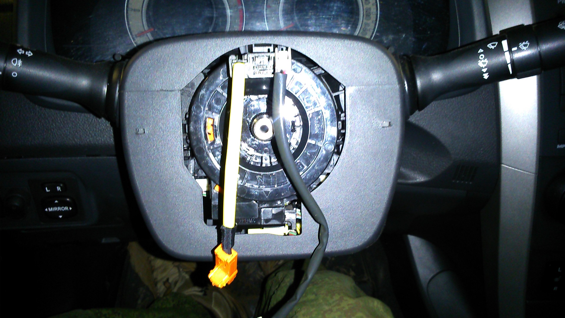 подрулевой шлейф уаз патриот. под рулевым колесом. круиз контроль королла 150. руль фольксваген т4. рулевой переключатель нива 21213.