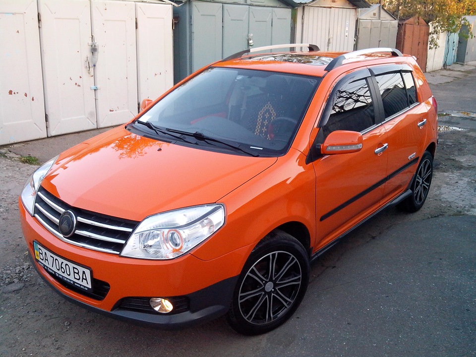 Девушка и Geely MK Cross