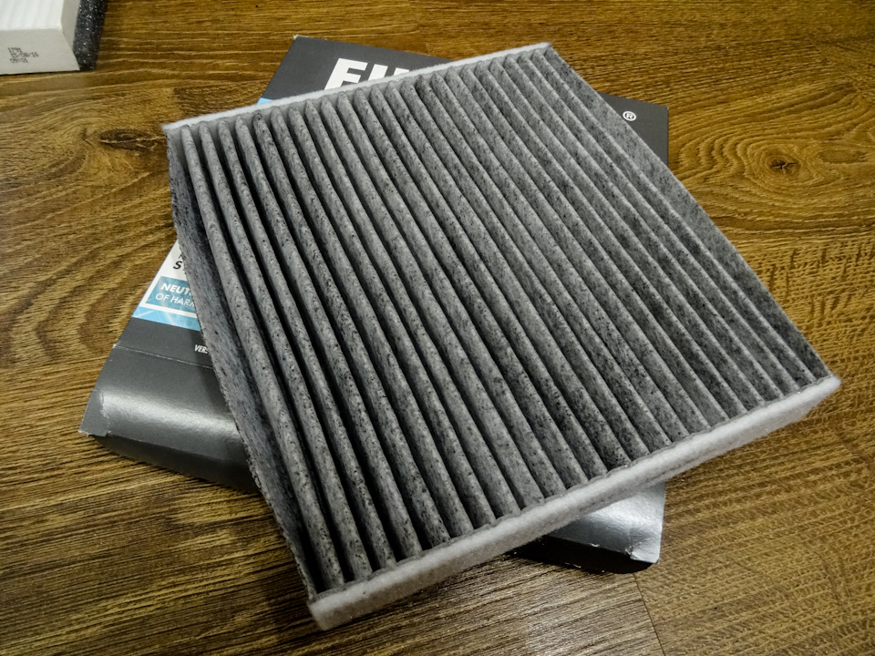 Сам фильтр ооочень добротный, очень массивная рамка, и сама гофра очень толстая, с краев видно что угля в него не пожалели. Может и правда он послужит по дольше, хотя за такую цену можно менять их хоть каждый месяц — Toyota Corolla (140/150)