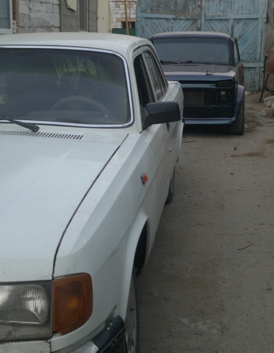 на заднем плане) — Lada 4x4 3D