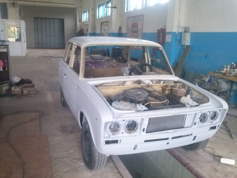 вначале прокрасил проемы — Audi 100 (C3)