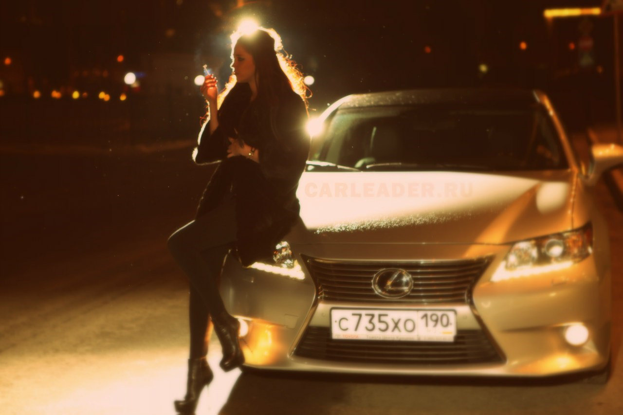 Девушка около машины ночью