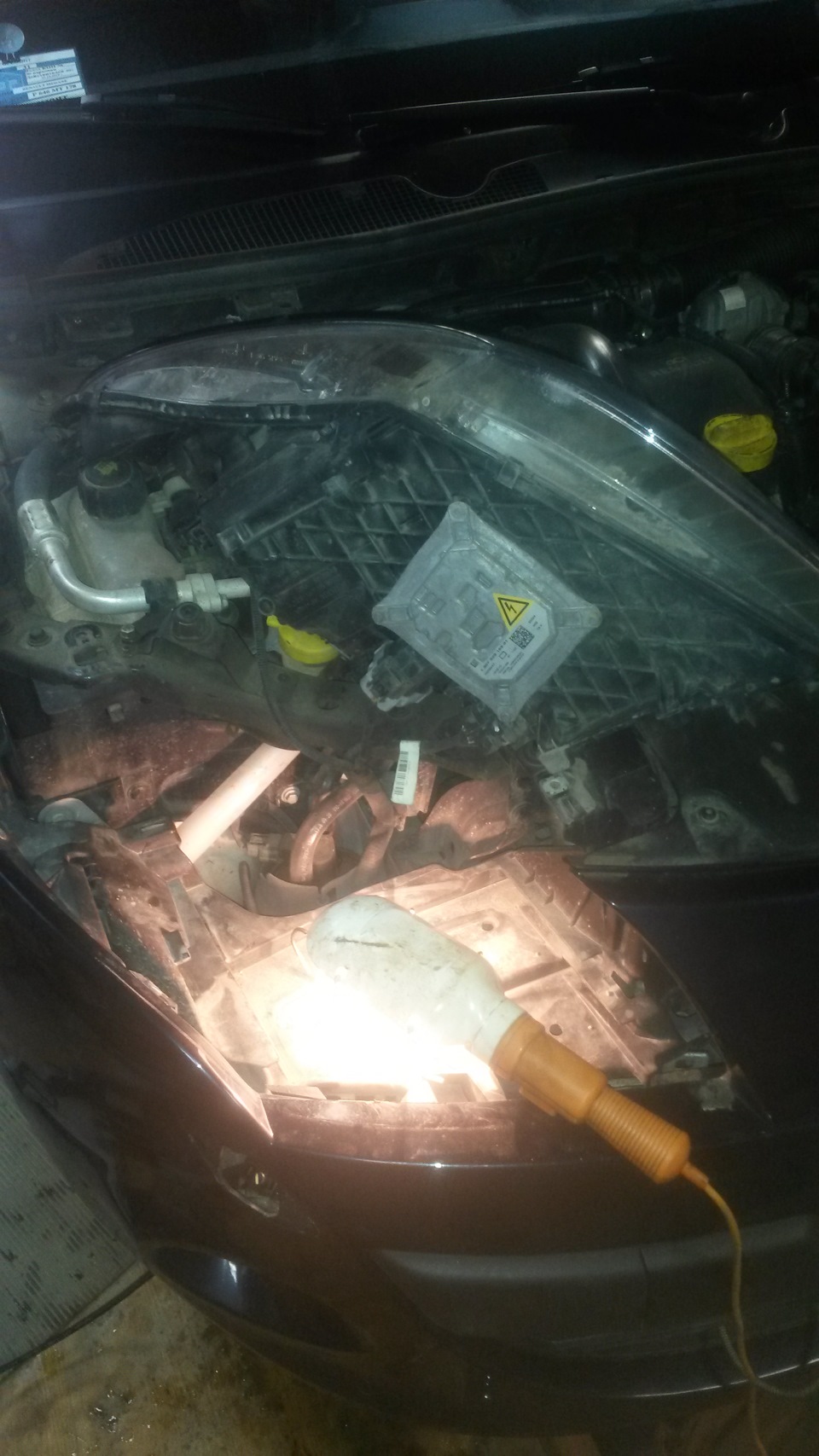 замена форсунки фароомывателя — Renault Megane III, 1,5 л, 2012 года ...